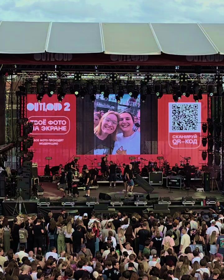 Outloud Prague: the main screen with a guest photo, the QR panel and the crowd
