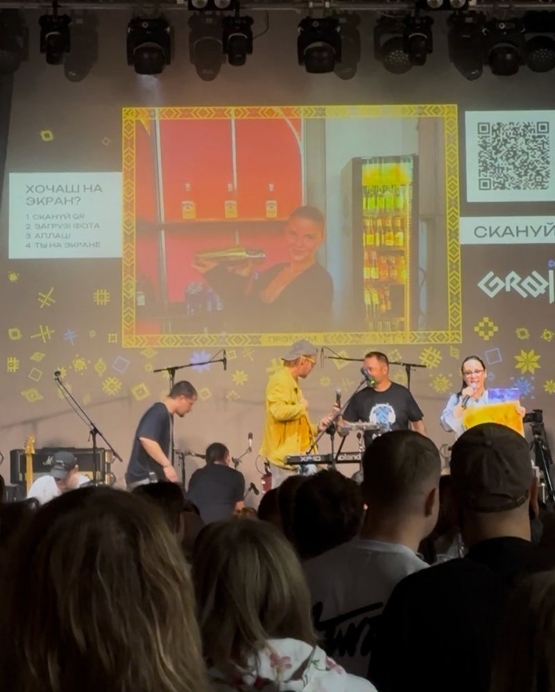 Graj at Klub NIEBO, Warsaw: a projector, a premium frame around a guest photo, a QR next to it