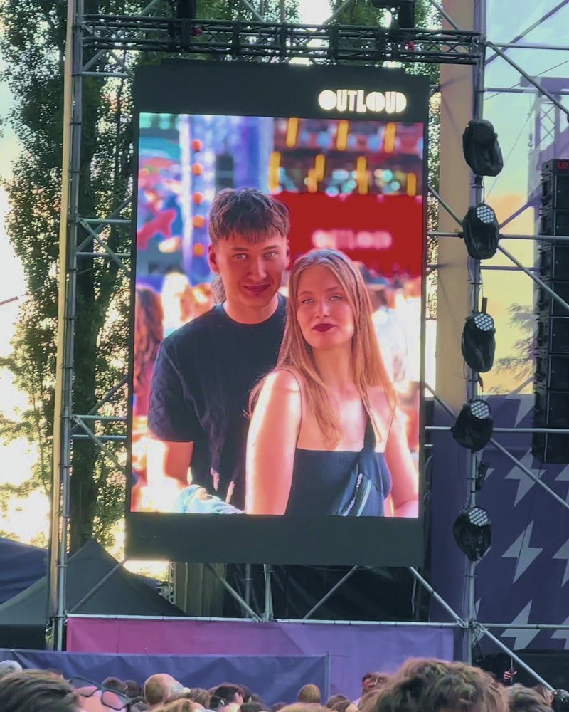 Outloud Festival, Warsaw: two guests on the side screen, the crowd below